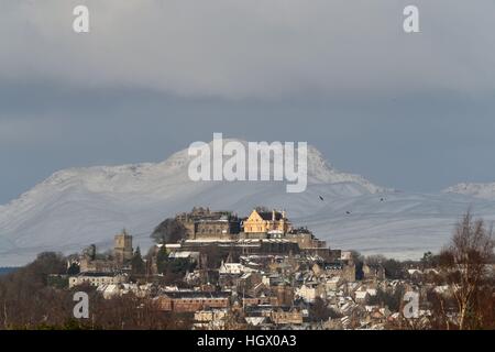 Ein Blick auf Stirling Castle mit Schnee bedeckt Gipfel im Hintergrund, nachdem das Met Office in England, Schottland, Wales und Nordirland für Kombinationen von starkem Wind, Schnee und Eis Unwetterwarnungen herausgegeben. Stockfoto