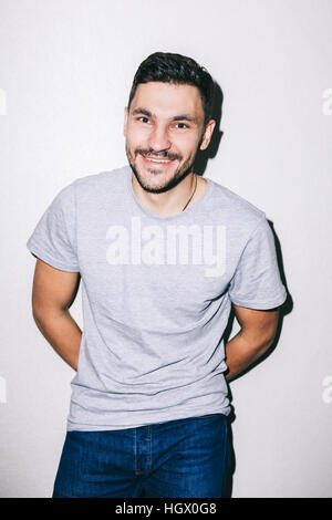 Glücklicher junger Mann lachen Stockfoto