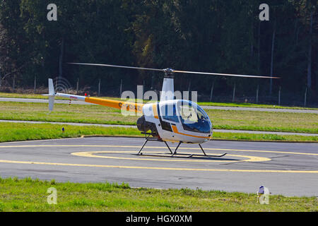 Robinson R22 (C-FDAZ) Licht zwei Sitz Hubschrauber am Flughafen Qualicum auf Vancouver Island, BC. Kanada.  SCO 11.599. Stockfoto