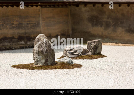 Ein paar Steinen der Steingarten Ryōan-Ji, Kyoto, Japan. Stockfoto