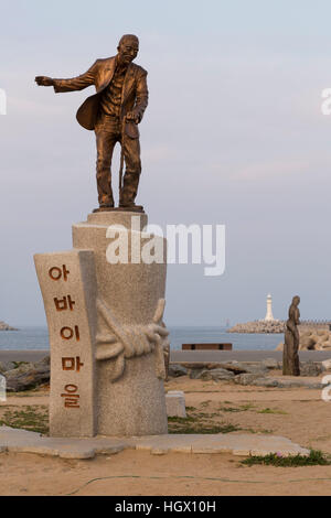 Statue am Strand von Abai. Stockfoto