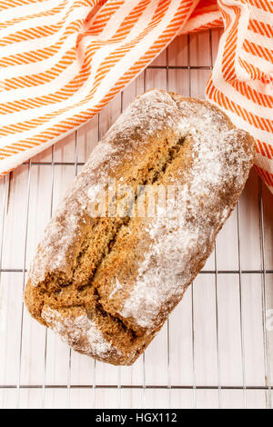 frisch und warm irischen hausgemachte Limonade Brot auf einem Kuchengitter Stockfoto