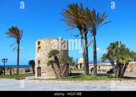 Befestigungsturm und Wände in der Altstadt von Alghero, Sardinien, Italien Stockfoto