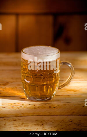 Pint Bier am Tisch mit Nachmittags Sonnenlicht Stockfoto