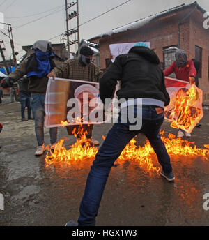 Srinagar, Indien. 13. Januar 2017. Demonstranten verbrennen, die Bilder des iranischen Präsidenten Hasssan Rouhani, Hisbollah-Chef Hassan Nasrallah Libanon und Präsident von Syrien Bashar Al - Assad während einer Demonstration in Srinagar im Sommer, Hauptstadt des indischen Kaschmir am 13. Januar gesteuert, 2017.Clashes in vielen Teilen von Srinagar gegen die zivile Tötungen durch Assad-Regime brach Kräfte in Syrien, indische Polizei später gefeuert reißen Rauch Granaten und betäuben Granaten um die wütenden Demonstranten zu zerstreuen. © Faisal Khan/Pacific Press/Alamy Live-Nachrichten Stockfoto