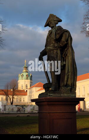 Statue von Friedrich der große, König von Preußen, auch bekannt als der "alte Fritz". Schloss Charlottenburg Stockfoto