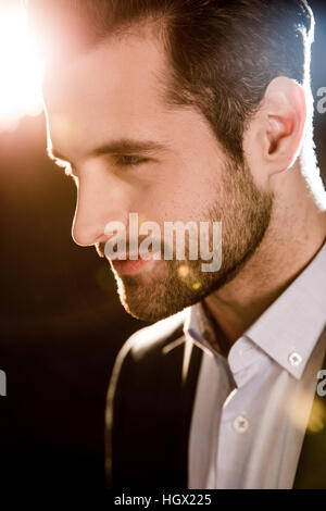 Close-up Portrait von schönen bärtiger Mann in Anzug wegschauen Stockfoto
