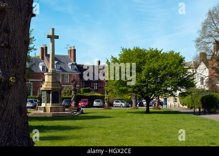 Frühlingssonne auf College Green, die Kathedrale von Gloucester, Gloucestershire, England, Grossbritannien, Europa Stockfoto