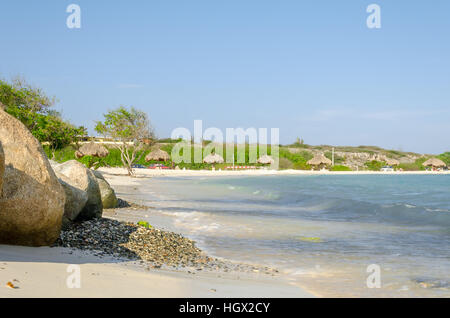 Aruba, Karibik - 26. September 2012: Blick auf Felsen von Baby Beach auf der Insel Aruba in der Karibik Stockfoto