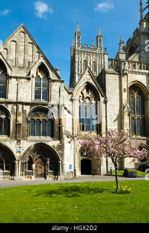 Malerischen alten Gebäuden rund um die Kathedrale von Gloucester, Gloucestershire, UK Stockfoto