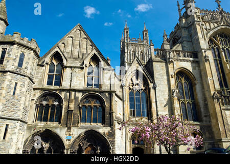 Malerischen alten Gebäuden rund um die Kathedrale von Gloucester, Gloucestershire, UK Stockfoto