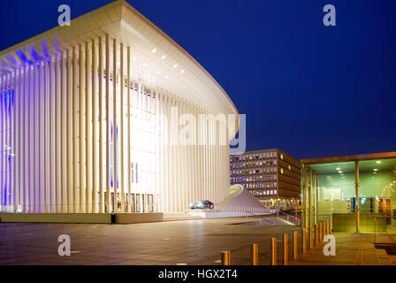 Philharmonie Luxembourg, auch bekannt als der Grande-Duchesse Joséphine-Charlotte Concert Hall in der Nacht in Luxemburg-Stadt Stockfoto