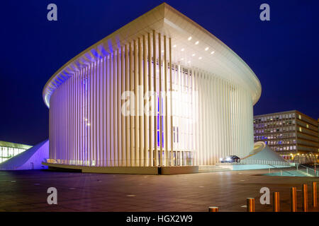 Philharmonie Luxembourg, auch bekannt als der Grande-Duchesse Joséphine-Charlotte Concert Hall in der Nacht in Luxemburg-Stadt Stockfoto