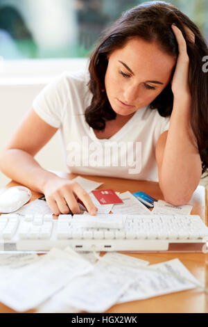 Frau mit ihren Finanzen betonte Stockfoto