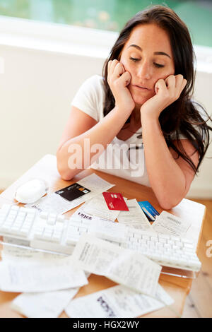 Frau mit ihren Finanzen betonte Stockfoto