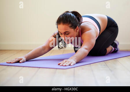 Frau Yoga zu praktizieren im Innenbereich Stockfoto