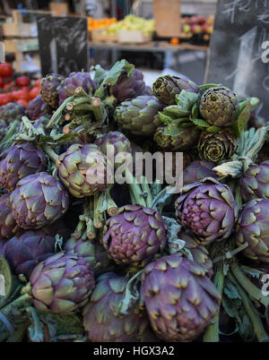 Artischocken auf einem Bauernmarkt Stockfoto