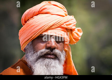 Kopf und Schultern Porträt von einem bärtigen Indianer mit einer orange Turban am Taj Mahal in Agra, Indien Stockfoto