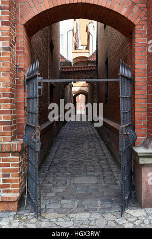 Offenes Tor zur Altstadt in Elblag, Polen Stockfoto