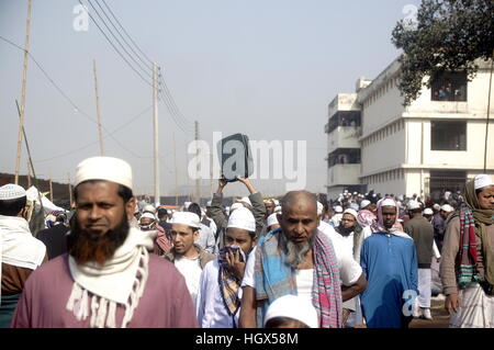 Dhaka, Bangladesch. 13. Januar 2017. Ein Mann seine Tasche einfach auf die Welt muslimischen Gemeinde, auch bekannt als Bishwa Ijtema, an den Ufern des Flusses Turag, Tongi in der Nähe von Dhaka übergeben. © MD. Mehedi Hasan/Pacific Press/Alamy Live-Nachrichten Stockfoto