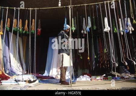 Dhaka, Bangladesch. 13. Januar 2017. Eigentümer eingerichtet sein Geschäft auf die Welt muslimischen Gemeinde, auch bekannt als Bishwa Ijtema, an den Ufern des Flusses Turag, Tongi in der Nähe von Dhaka. © MD. Mehedi Hasan/Pacific Press/Alamy Live-Nachrichten Stockfoto