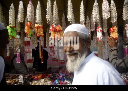 Dhaka, Bangladesch. 13. Januar 2017. Eigentümer eingerichtet sein Geschäft auf die Welt muslimischen Gemeinde, auch bekannt als Bishwa Ijtema, an den Ufern des Flusses Turag, Tongi in der Nähe von Dhaka. © MD. Mehedi Hasan/Pacific Press/Alamy Live-Nachrichten Stockfoto