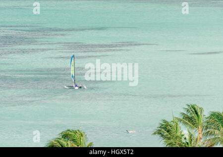 Aruba, Karibik - 26. September 2012: Segelyachten in einem blauen Karibik Insel Aruba Stockfoto