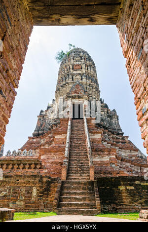 Große alte Pagode Blick durch den Türrahmen von Wat Chaiwatthanaram ist buddhistische Tempel, berühmten und wichtigen touristischen Attraktion religion Stockfoto