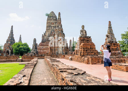 Touristischen Teenager-Mädchen nehmen ein Foto alte Pagode von Wat Chaiwatthanaram ist buddhistische Tempel berühmten touristischen Attraktion Religion zu historischen Ayutthaya Stockfoto