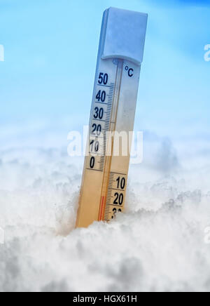 Thermometer auf Schnee zeigt niedrige Temperaturen Stockfoto