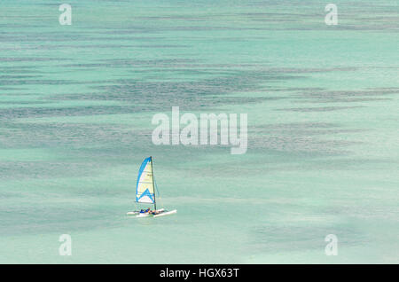 Aruba, Karibik - 26. September 2012: Segelyachten in einem blauen Karibik Insel Aruba Stockfoto