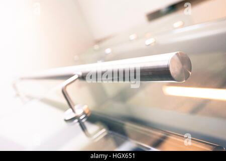 Moderne Wohnung mit einer großen Menge von zusätzlichen Glas, Holz. Alle Ausrüstung-Materialien von höchster Qualität, präzise Ausführung jedes Detail. Stockfoto