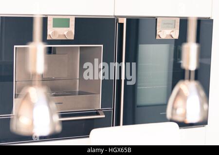 Moderne Wohnung mit einer großen Menge von zusätzlichen Glas, Holz. Alle Ausrüstung-Materialien von höchster Qualität, präzise Ausführung jedes Detail. Stockfoto