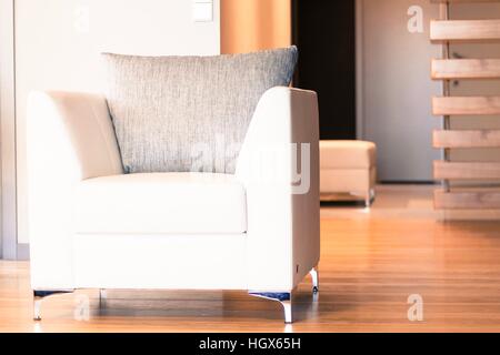 Moderne Wohnung mit einer großen Menge von zusätzlichen Glas, Holz. Alle Ausrüstung-Materialien von höchster Qualität, präzise Ausführung jedes Detail. Stockfoto