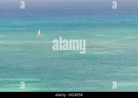 Aruba, Karibik - 26. September 2012: Segelyachten in einem blauen Karibik Insel Aruba Stockfoto