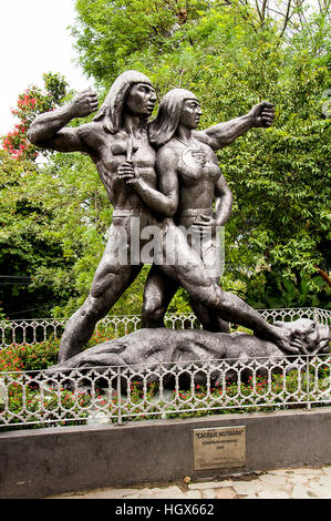 Eine Statue für repräsentieren kolumbianischen Ureinwohnern im Park von Pueblito Paisa. Stockfoto