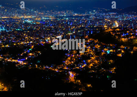 Luftaufnahme von Medellín in der Nacht in Kolumbien Stockfoto