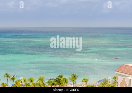 Aruba, Karibik - 26. September 2012: Touristen genießen das blaue Karibische Meer auf der Insel Aruba Stockfoto