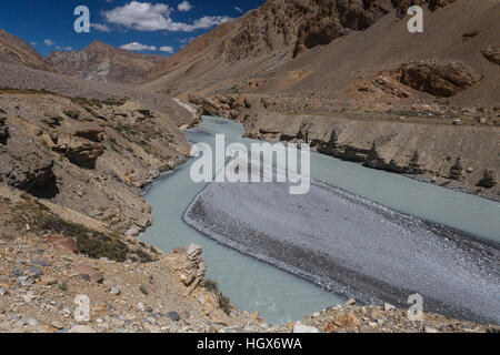 Malung Fluss in der Nähe von Sarchu und Twing Twing Brücke über Manali - Leh-Highway, Ladakh, Indien Stockfoto