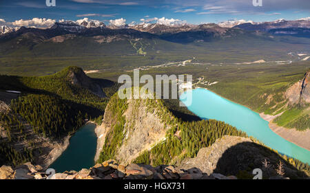 Landschaftlich reizvolle Luftlandschaft Blick auf den wunderschönen Lake Agnes und Louise vom Devils Thumb Mountain Peak. Entfernter Banff National Park Rocky Mountains am Horizont Stockfoto