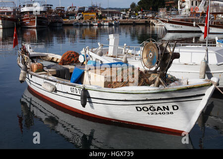 Fischerboot im Hafen, Kas-Stadt, Provinz Antalya, Türkei Stockfoto