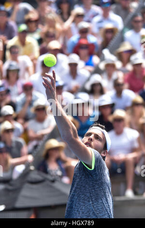 Auckland, Neuseeland. 14. Januar 2017. Joao Sousa Portugals dient während des Finales gegen Jack Socke der USA beim Tennisturnier ATP ASB Classic in Auckland, New Zealand am 14. Januar. © Shirley Kwok/Pacific Press/Alamy Live-Nachrichten Stockfoto