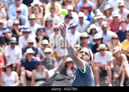 Auckland, Neuseeland. 14. Januar 2017. Joao Sousa Portugals dient während des Finales gegen Jack Socke der USA beim Tennisturnier ATP ASB Classic in Auckland, New Zealand am 14. Januar. © Shirley Kwok/Pacific Press/Alamy Live-Nachrichten Stockfoto