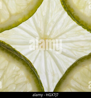 In dünne Scheiben frischer Limette in Scheiben geschnitten. Makro. Close-up Stockfoto