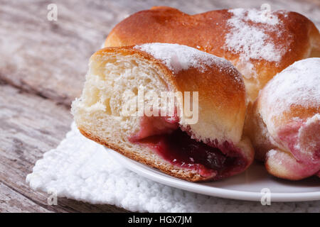 Kuchen mit Kirschen Closeup auf einem weißen Teller auf alten Holztisch Stockfoto