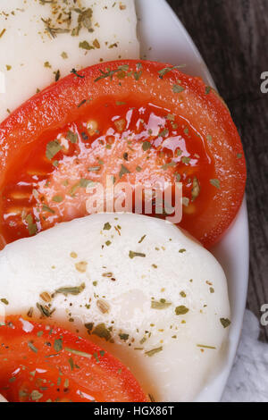 Italienische Caprese-Salat mit Mozzarella und Tomaten. Makro. vertikale Stockfoto