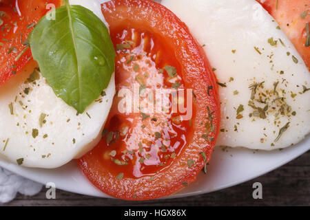 Italienische Caprese-Salat mit Mozzarella, Basilikum und Tomaten. Makro. horizontale Stockfoto