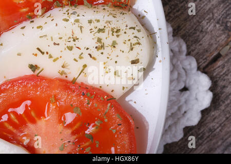 Italienische Caprese-Salat mit Mozzarella und Tomaten. Makro. horizontale Stockfoto