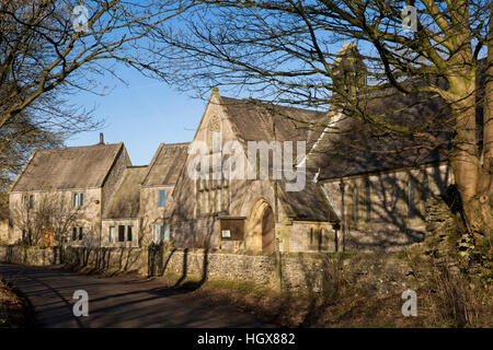 Großbritannien, England, Derbyshire, Cressbrook, Bottomhill Road, St. Johannes der Evangelist C E Kirche am Rande des Dorfes im winter Stockfoto