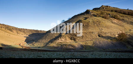 Großbritannien, England, Derbyshire, Litton, Cressbrook Dale im Winter, von Tansley Dale, Panorama Stockfoto